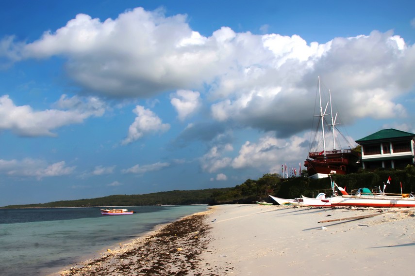 Pantai Tanjung Bira tersohor dengan garis pantainya yang panjang