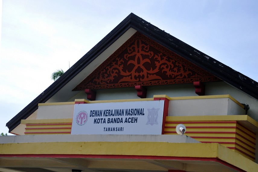 Gedung Dewan Kerajinan Nasional Daerah Aceh terletak di sisi selatan Tamansari