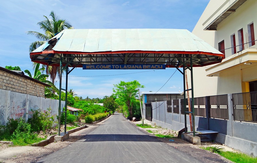 Gerbang Selamat Datang di Wisata Pantai Lasiana