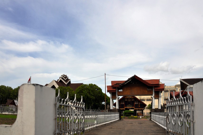 Gerbang masuk ke komplek Museum Negeri Aceh