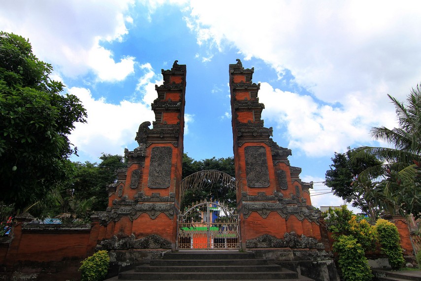 Gerbang meru yang menjadi pintu masuk utama bagi pengunjung di Pura Meru