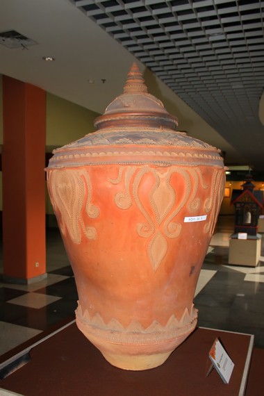 Guci-guci yang terbuat dari tanah liat juga ikut dipamerkan di Museum Istiqlal Jakarta