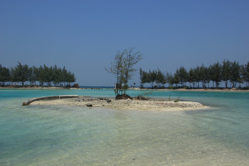 Pengunjung dapat menyaksikan gugusan pulau yang ada di Pulau Payung Besar