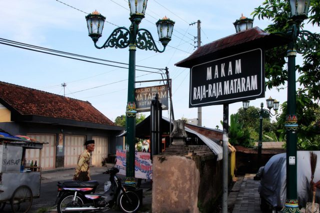 Menikmati Suasana Magis Makam Raja-Raja Mataram