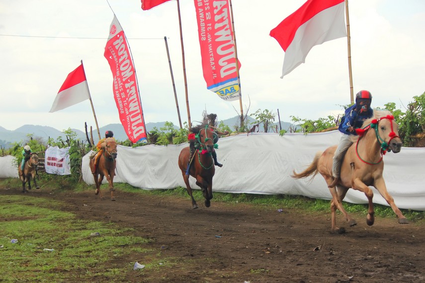 Hampir tiap daerah di Sumbawa mempunyai tradisi main jaran yang sudah ada sejak lama