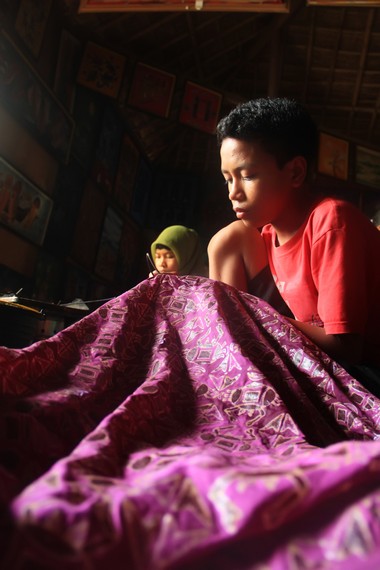 Harga batik sasambo disesuaikan dengan lamanya proses pembuatan serta kerumitan motif