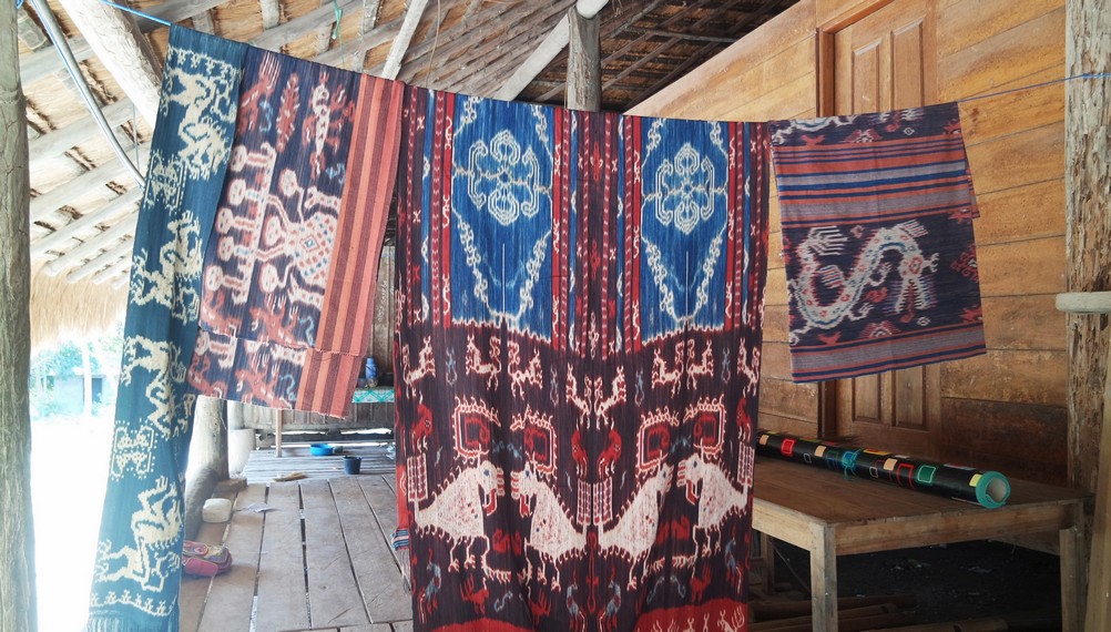 Hasil tenun ikat khas Sumba yang dihasilkan oleh Desa Adat Praiyawang