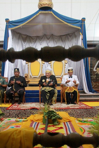 Sultan bersama seluruh hadirin menghaturkan doa sebagai wujud syukur atas kelancaran penyelenggaraan Erau