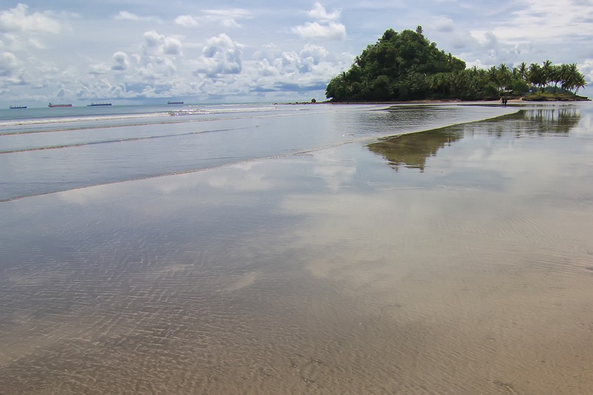 Dengan ketinggian air 20 cm saat surut dan 1,2 meter saat pasang naik, pulau Pisang Kecil dapat dijangkau dengan berjalan kaki