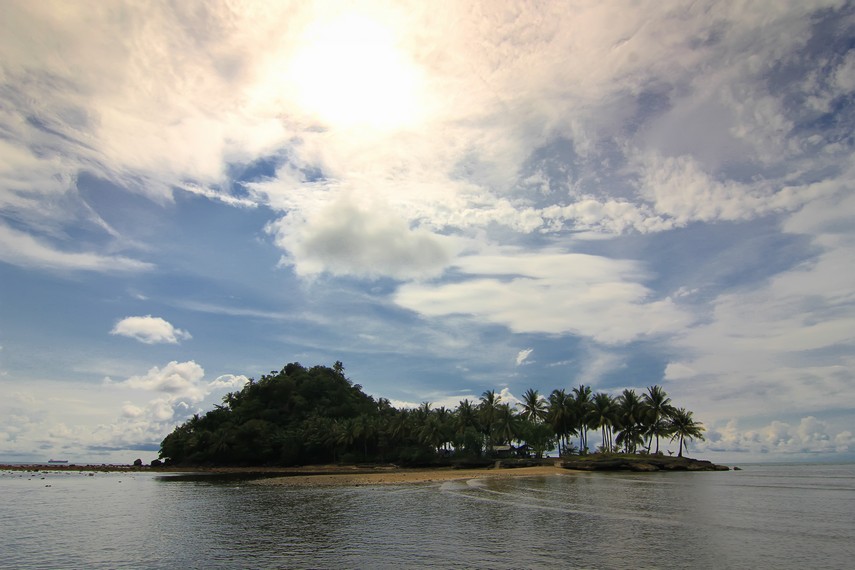 Pulau Pisang Ketek, hanya berjarak 200 meter saja dari tepi pantai Air Manis bagian utara