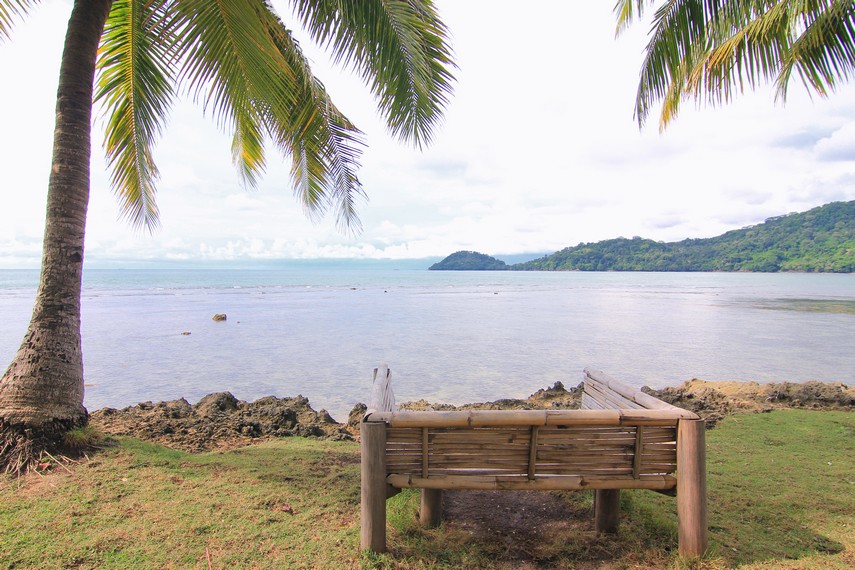 Tersedia dipan-dipan bambu yang bisa digunakan oleh pengunjung menikmati suasana di pulau Pisang Kecil