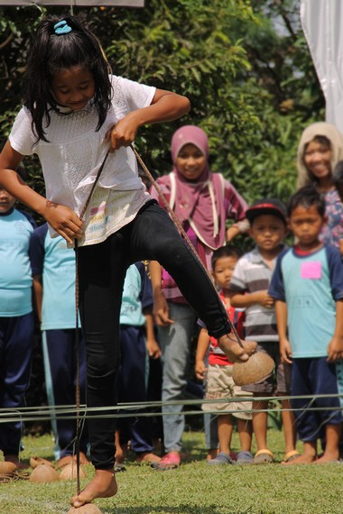 Bakiak Batok merupakan permainan tradisional Sunda Bogor yang lahir dari pola hidup masyarakatnya yang agraris
