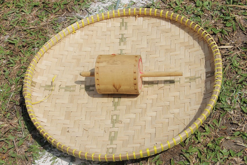 Gasing Panggal terbuat dari bambu dengan ukuran panjang sekitar 10-15 cm