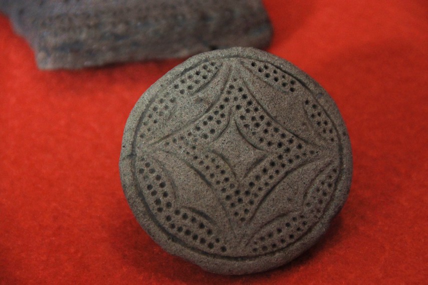 Potongan tembikar, salah satu benda peninggalan prasejarah yang menjadi koleksi Museum nasional Jakarta