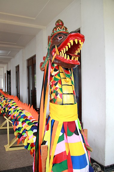 Replika naga yang berjumlah sepasang ini disemayamkan di kedua sayap bangunan Keraton Kutai (Gedung Museum Mulawarman)