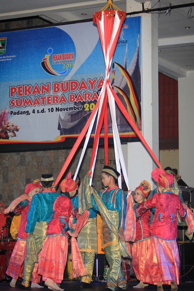 Tari salapan sendiri berkisah mengenai kerukunan 8 etnis yang terdapat di daerah Mandailing Natal, Sumatera Utara