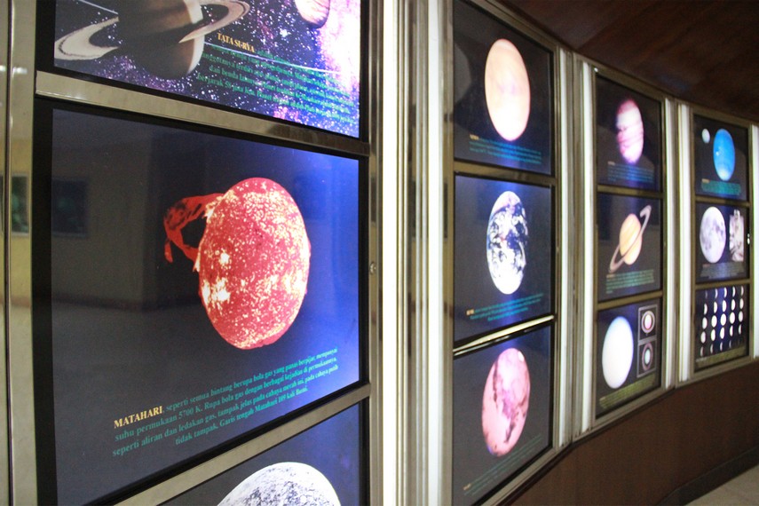 Terdapat koleksi sebanyak 52 poster luar angkasa dalam ruang pameran Planetarium Tenggarong