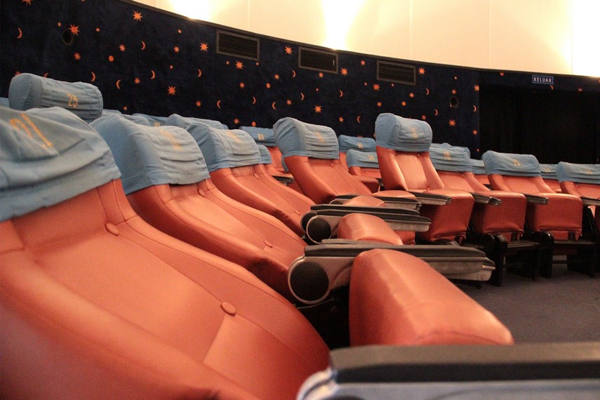 Ruangan pertunjukan Planetarium Tenggarong memiliki daya tampung maksimal 92 orang pengunjung