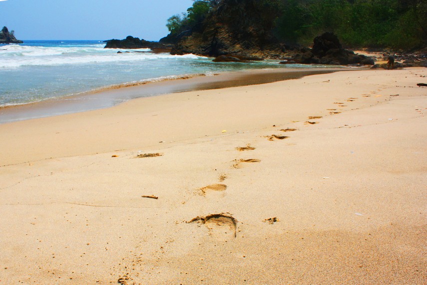 Berjalan menyusuri hamparan pasir putih membuat kita sejenak bisa merasakan suasana santai