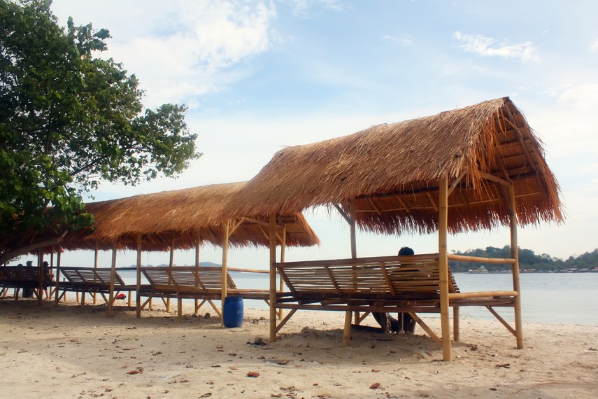 Selain bermain di pinggir pantai, pengunjung juga bisa bersantai sejenak di gubuk-gubuk yang ada di pinggir pantai