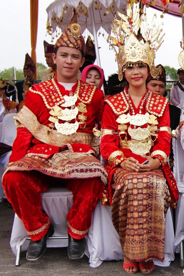 Busana pengantin khas Suku Saibatin yang mendiami daerah pesisir Lampung yang membentang dari timur, selatan, hingga barat