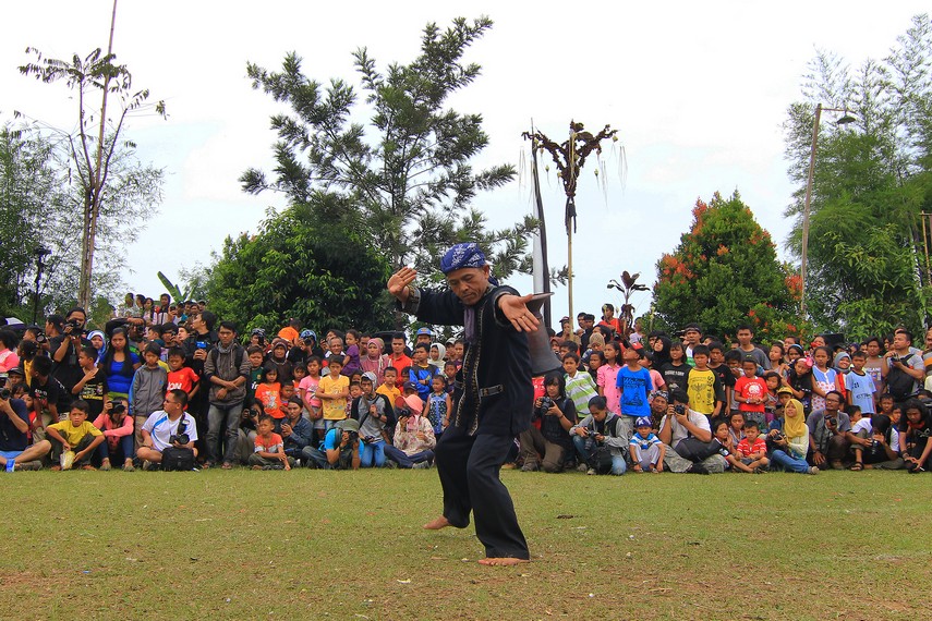 Pementasan kesenian tradisional Rampag Parebut Seeng dalam menyambut tradisi Seren Taun di Kampung Budaya Sindang Barang