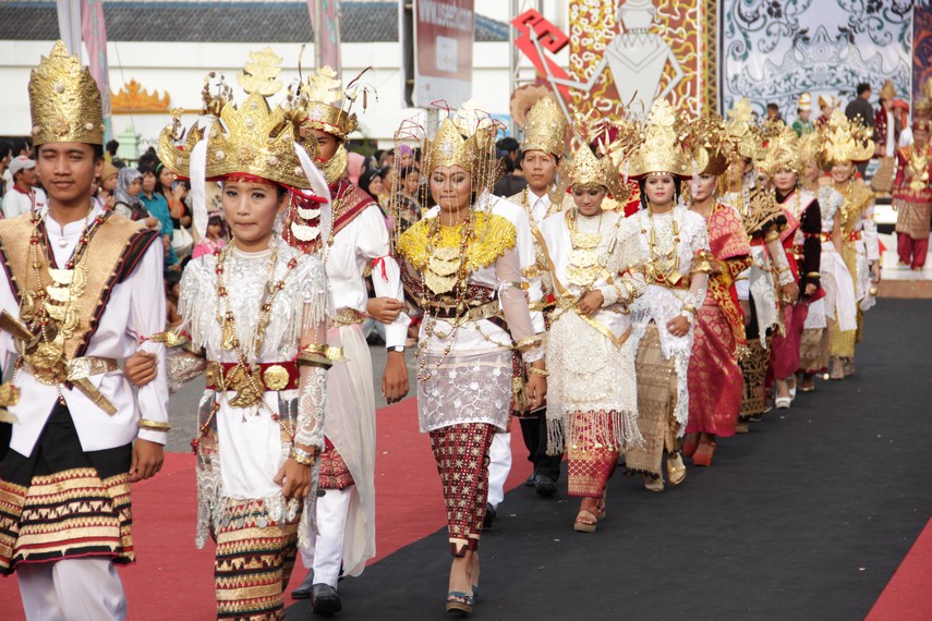 Siger merupakan mahkota yang melambangkan status sosial, kehormatan, dan identitas etnis di Lampung