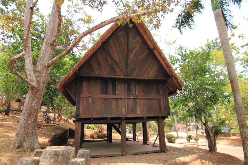 Selain melihat aneka satwa, pengunjung juga bisa melihat rumah adat yang ada di Bumi Kedaton Resort