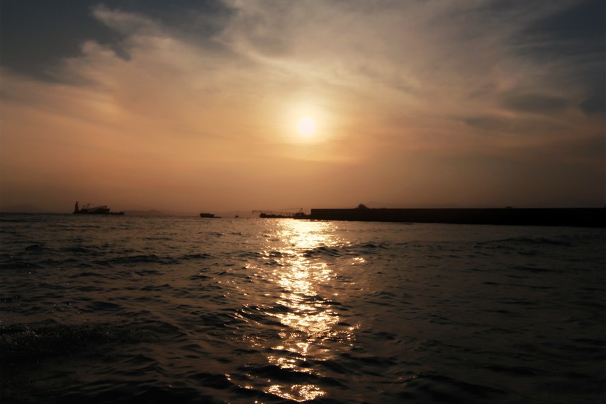 Salah satu sudut pemandangan laut dan langit saat senja di Pulau Condong