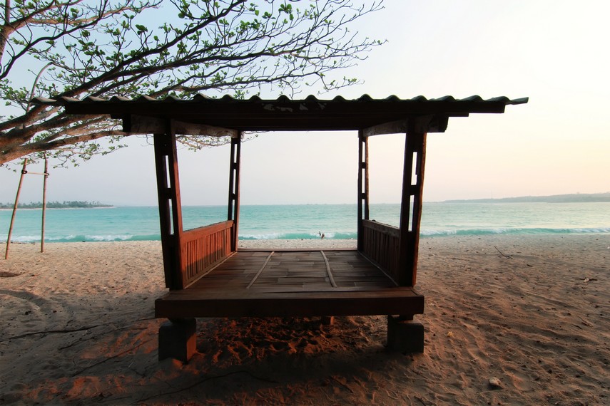 Salah satu pemondokan yang bisa digunakan pengunjung untuk bersantai di Pantai Embe