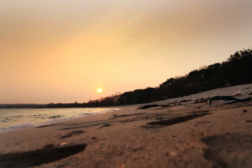 Suasana menjelang matahari tenggelam di Pantai Embe