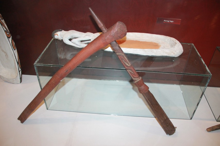 Peralatan suku Asmat yang digunakan untuk mengolah sagu