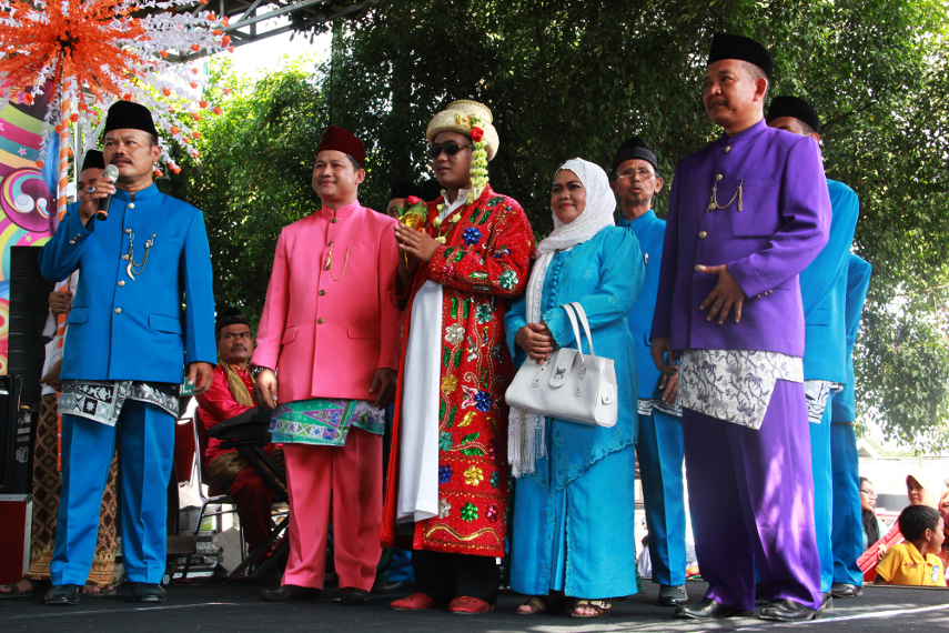 Rombongan pengantin berbusana khas Betawi menjadi bagian ritual dari Festival Palang Pintu