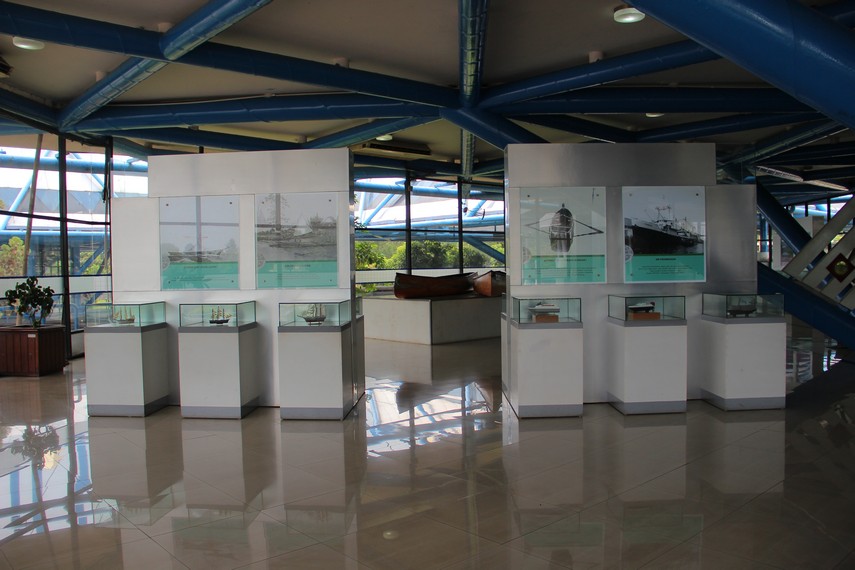 Replika perahu dari berbagai daerah di Indonesia dapat menambah wawasan pengunjung mengenai dunia transportasi laut Indonesia