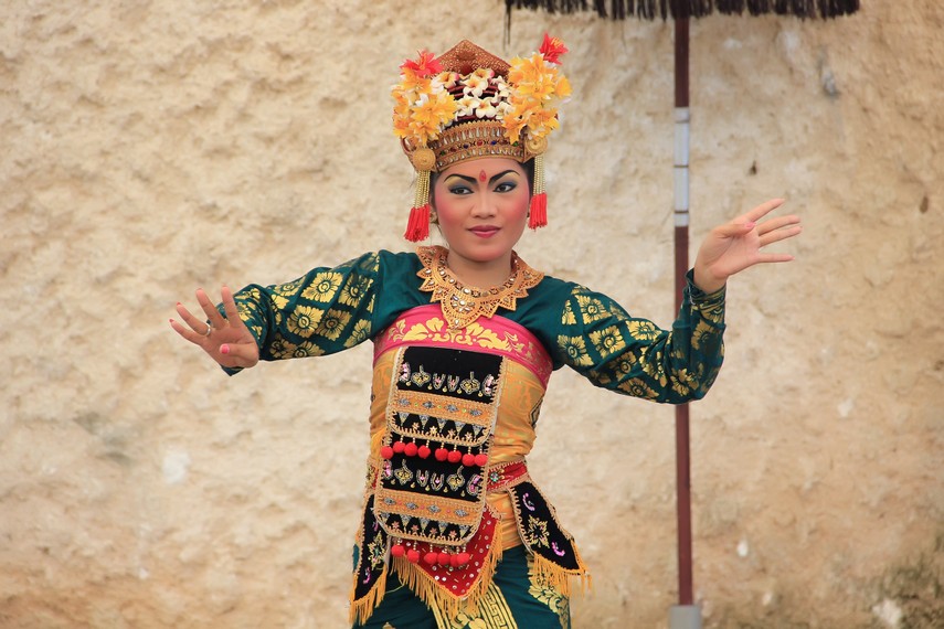Tari legong awalnya termasuk tari sakral yang dibawakan khusus pada perayaan odalan di Pura Payogan Agung, Sukawati