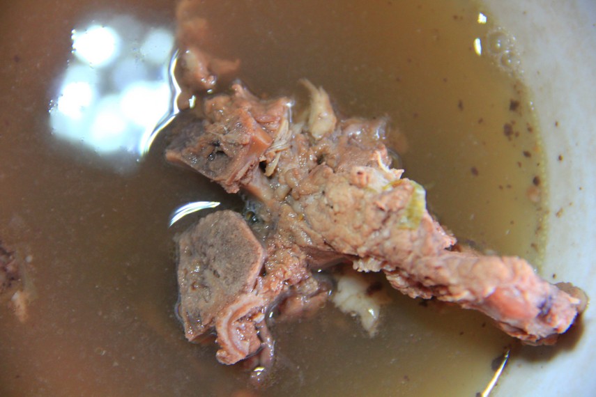 Sup brenebon memiliki tekstur kuah yang bening namun sedikit merah