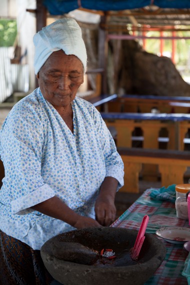 Ibu pembuat rujak di Pantai Natsepa