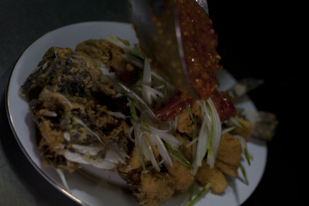 Ikan fillet yang sudah digoreng mulai diberi bumbu Spicy Tanggi