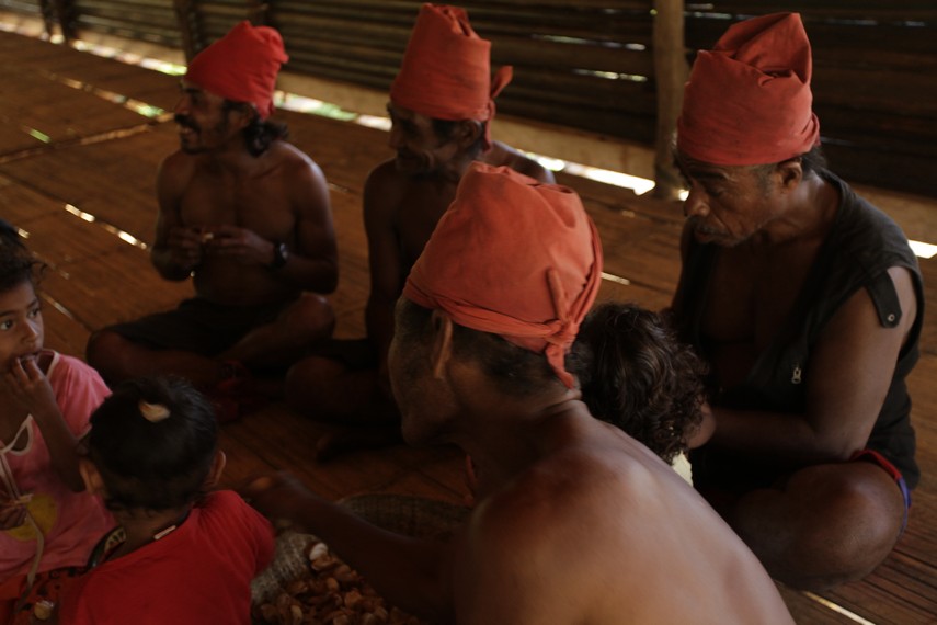 Ikat Kepala Merah di kaum Pria Suku Huaulu melambangkan sebuah keberanian dan tanggung jawab yang harus dimiliki seorang lelaki dewasa Huaulu.