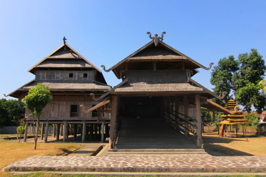 Istana Dalam Loka dibangun pada tahun 1885 atas prakarsa Sultan Muhammad Jalaluddin Syah III