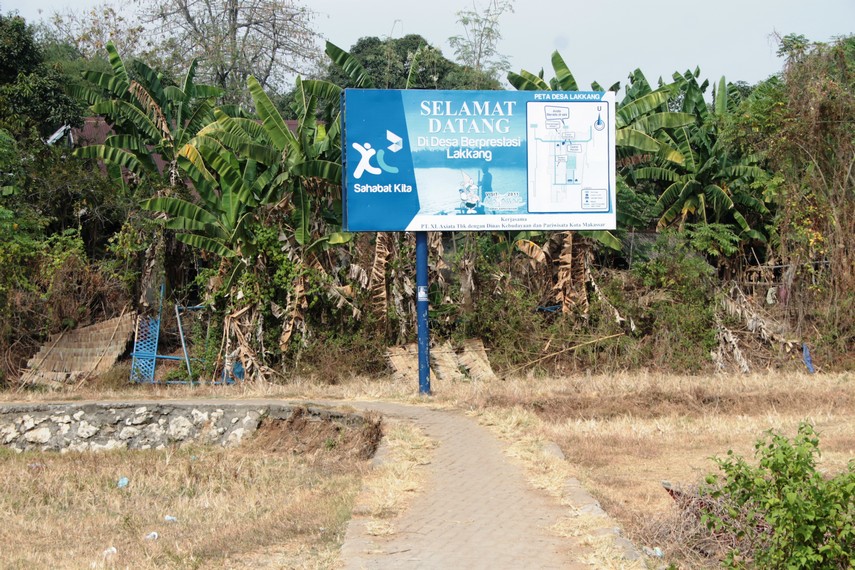 Setelah melewati dermaga, pengunjung akan menjumpai jalan utama menuju Desa Wisata Lakkang