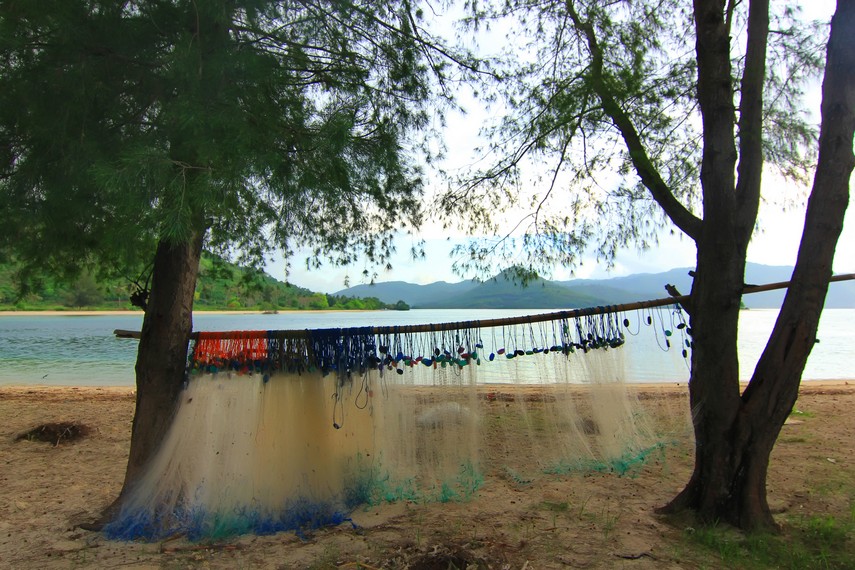 Jaring-jaring yang digunakan para nelayan untuk berburu ikan di sekitar Gili Sudak