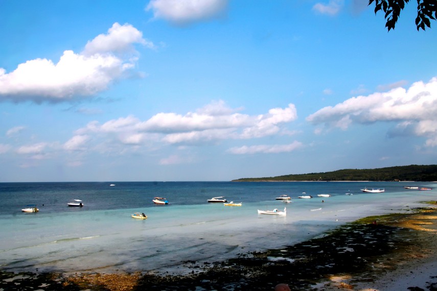 Pengunjung dapat menyewa jasa sewa perahu untuk berkeliling menikmati Pantai Tanjung Bira