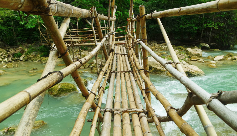 Jembatan yang harus dilewati pengunjung jika ingin ke Air Terjun Lapopu dan hanya boleh dilewati masimal oleh 2 orang