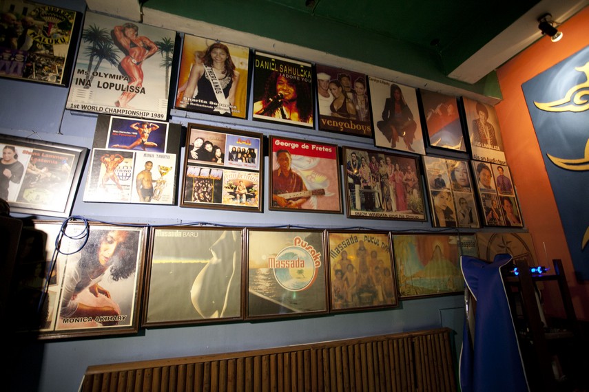 Kafe Sibu-Sibu terkenal dengan foto-foto seniman Maluku yang dipajang di sekitar dinding kafe