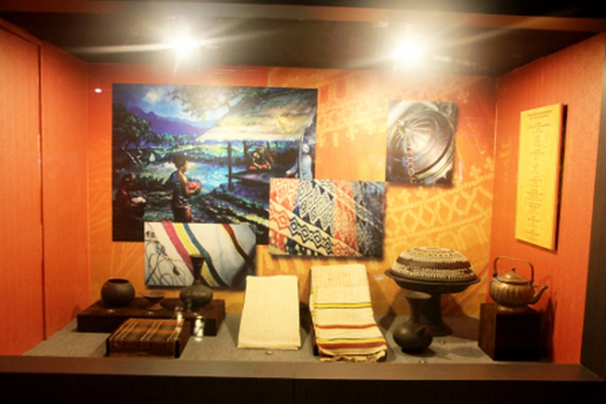 Kain, tembikar, dan gerabah dipajang dan dirawat dengan baik oleh Museum Negeri Nusa Tenggara Barat