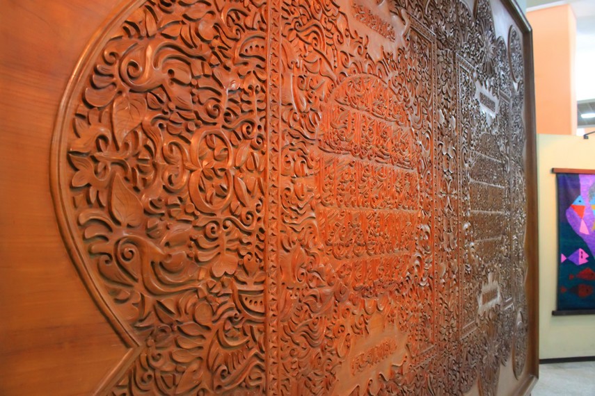 Kaligrafi yang dibuat dari ukiran-ukiran kayu menjadi salah satu karya yang dipajang di Museum Istiqlal