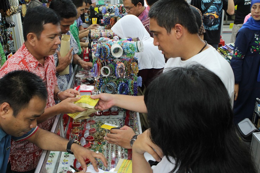 Transaksi di Pasar Intan Martapura