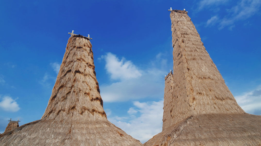 Kampung adat ini memiliki keunikan pada rumah adatnya (Uma Kelada) yang memiliki menara menjulang tinggi mencapai 15 m