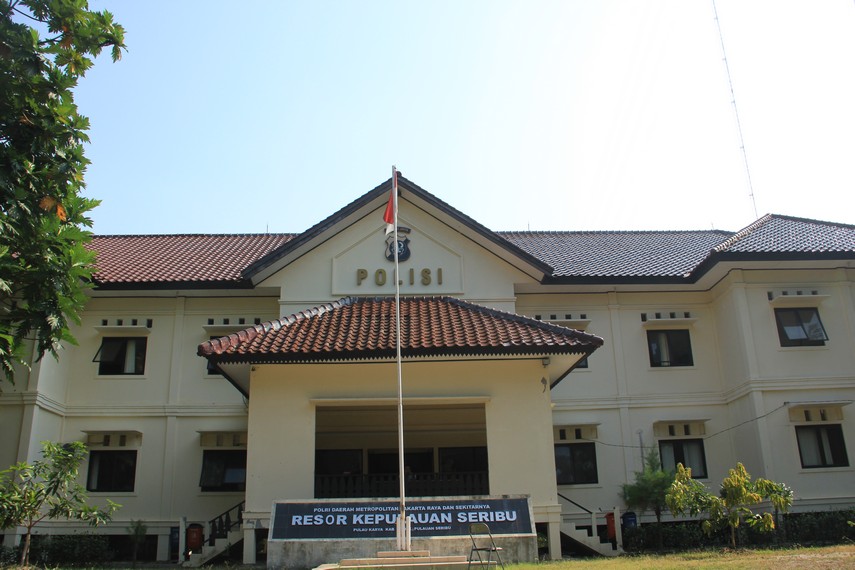 Pulau Karya menjadi salah satu pulau yang memiliki banyak kantor administrasi salah satunya kantor polisi